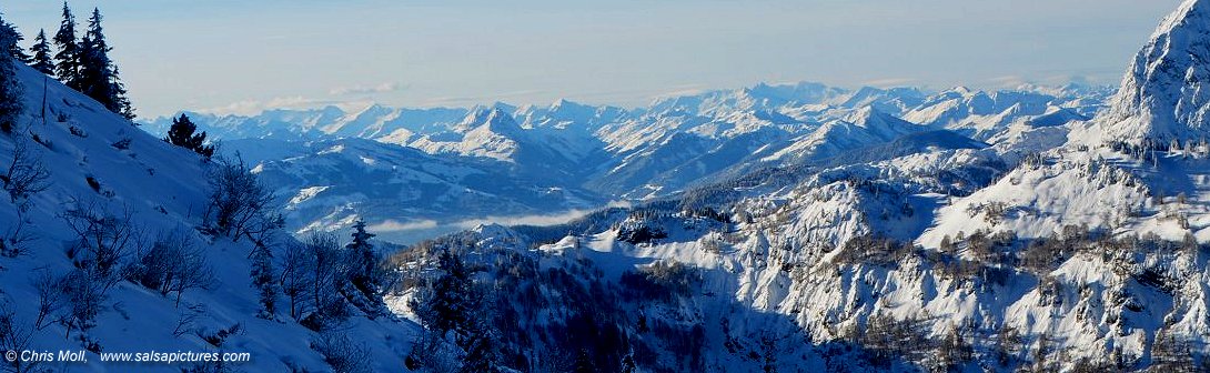 Winter in Tirol: Blick vom Unterberhgorn auf die Kitzbüheler Alpen
