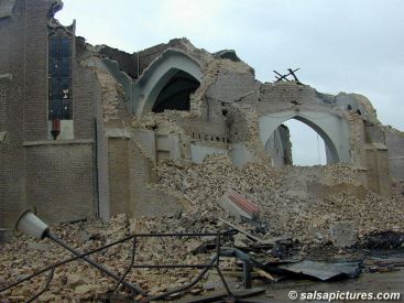 Das sind keine Bilder aus dem zweiten Weltkrieg oder aus dem Gaza-Steifen - sondern aus Deutschland im Jahre 2007: Egal ob alte Kirchen oder Wälder, alles wird plattgemacht... (anklicken zum Vergrößern)