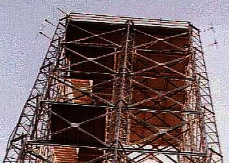 il torre con due antenne a sinistra e due a destra
