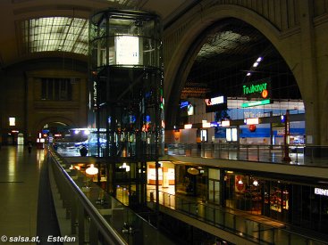 Salsa im Hauptbahnhof in Leipzig (anklicken zum Vergr��ern, mit ALT+F4 wieder schliessen)
