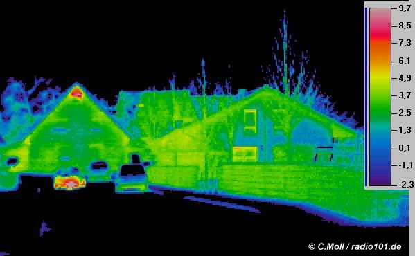 Haus (Wärmeverlust unter dem Dachfirst; Infrarotaufnahme / Wärmebild / Thermografische Aufnahme) - Wärmebildkamera: Impac IVN 770P