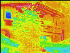 Thermographiebilder / Infrarotbild / Wärmebild / Thermografische Aufnahme: Haus im Sommer (in der Scheibe spiegelt sich der wesentlich kältere Himmel, daher wird dort scheinbar eine viel niedrigere Temperatur angezeigt)