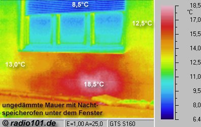 Wärmebilder: Heizkörper unter Fenster hinter Ziegelmauer, mangelhafte Dämmung - Infrarotaufnahme / Wärmebild / Thermografische Aufnahme Fenster Isolierung